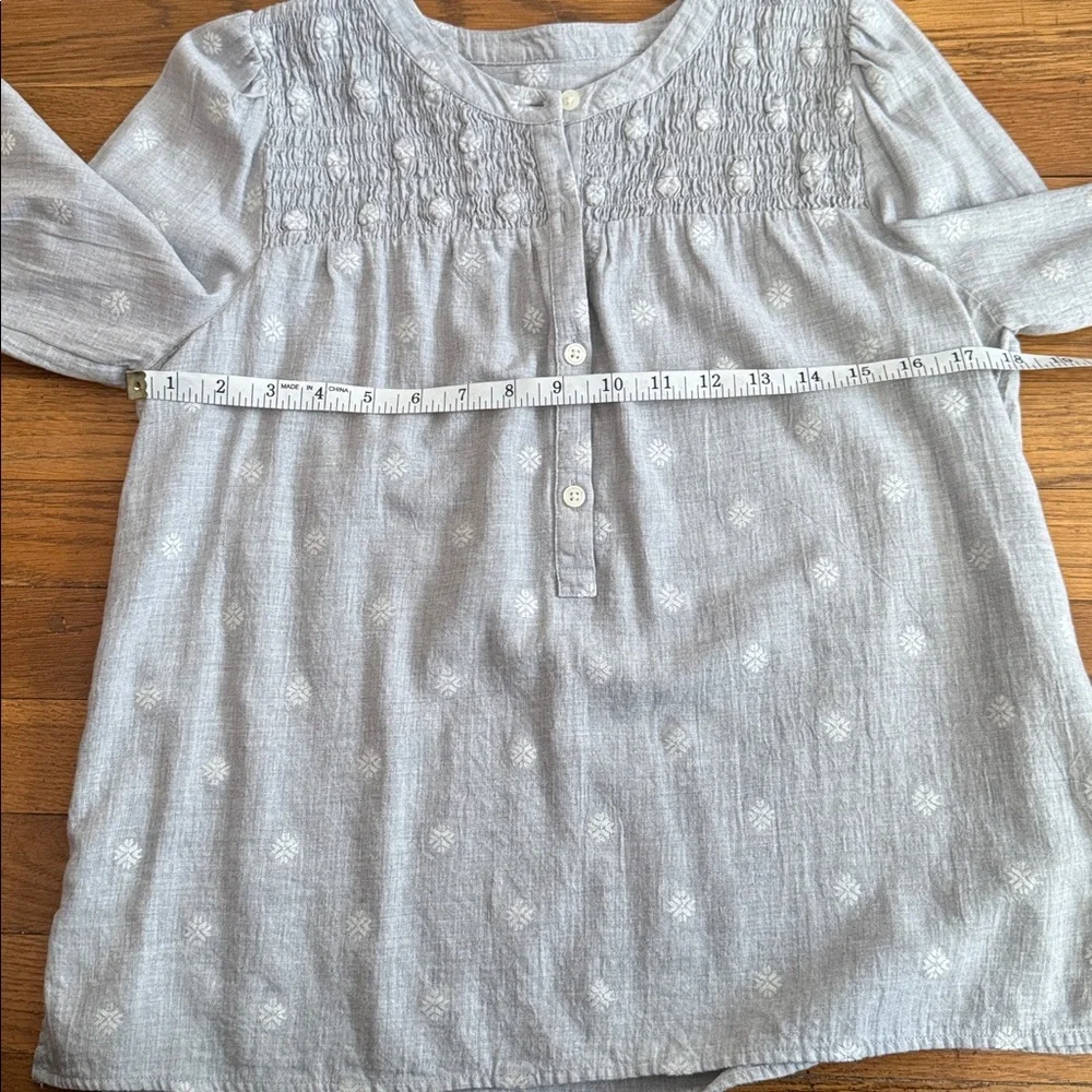 ❄️ Loft light gray/white snowflake print top. Size S. - Picture 5 of 10